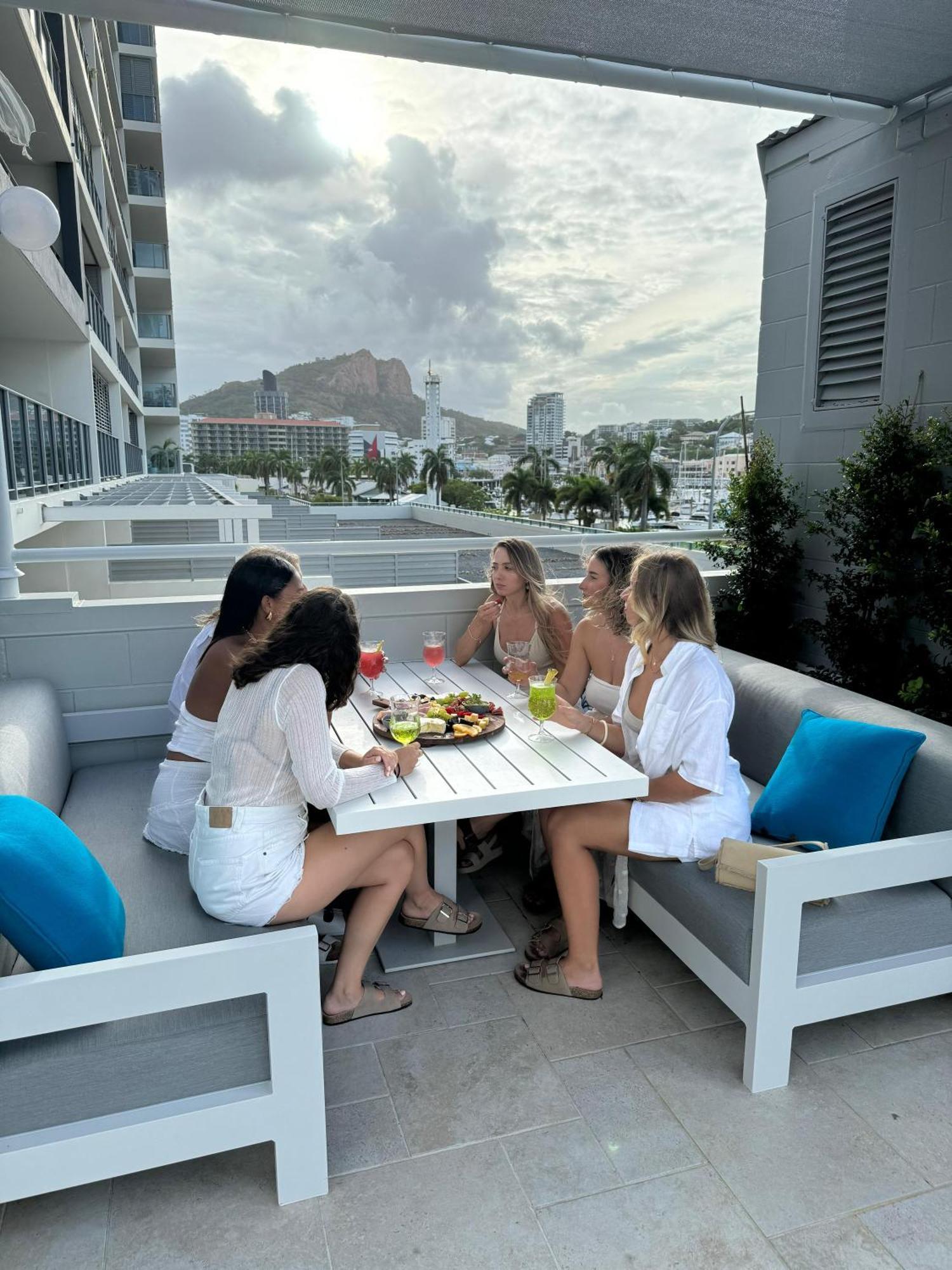 Belmoral Corporate Suites (Adults Only) 타운즈빌 외부 사진